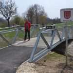 Mačkov a Blatnou propojuje nová cyklostezka, lemují ji dřevořezby