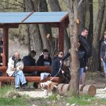 Mačkov a Blatnou propojuje nová cyklostezka, lemují ji dřevořezby