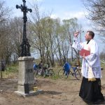 Mačkov a Blatnou propojuje nová cyklostezka, lemují ji dřevořezby