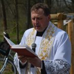 Mačkov a Blatnou propojuje nová cyklostezka, lemují ji dřevořezby