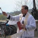 Mačkov a Blatnou propojuje nová cyklostezka, lemují ji dřevořezby