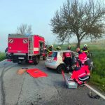 K nehodě u Chvalšin letěl i vrtulník, zraněni byli dva lidé