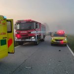 K nehodě u Chvalšin letěl i vrtulník, zraněni byli dva lidé