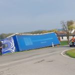 Kamion na Táborsku skončil v příkopu, auto na Jindřichohradecku na střeše