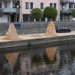 Stavba soch z písku finišuje. Náplavku budou zdobit do pozdního podzimu