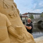 Stavba soch z písku finišuje. Náplavku budou zdobit do pozdního podzimu
