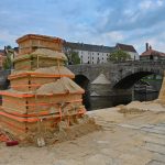 Stavba soch z písku finišuje. Náplavku budou zdobit do pozdního podzimu