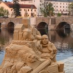 Stavba soch z písku finišuje. Náplavku budou zdobit do pozdního podzimu