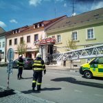 Zraněnou ženu dostali hasiči v Kaplici z půdy pomocí automobilového žebříku