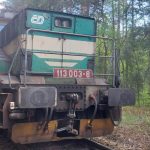 Na koleje spadl strom, do kterého najel vlak