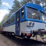Na koleje spadl strom, do kterého najel vlak