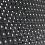 Obraz filmové postavy Johna Wicka poskládali z 20 tisíc hracích kostek