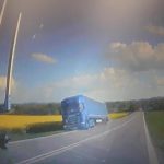VIDEO: Řidič kamionu riskantně předjížděl. Zachytila ho policejní kamera