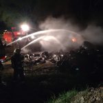 VIDEO: Hasiči v noci zasahovali u požáru pneumatik