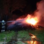 VIDEO: Hasiči v noci zasahovali u požáru pneumatik