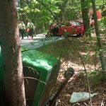 Nehoda způsobila nehodu. Řidička se střetla s traktorem, náklaďák pak narazil do stromů