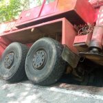 Nehoda způsobila nehodu. Řidička se střetla s traktorem, náklaďák pak narazil do stromů