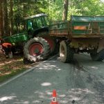 Nehoda způsobila nehodu. Řidička se střetla s traktorem, náklaďák pak narazil do stromů