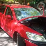 Nehoda způsobila nehodu. Řidička se střetla s traktorem, náklaďák pak narazil do stromů