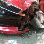 Nehoda způsobila nehodu. Řidička se střetla s traktorem, náklaďák pak narazil do stromů