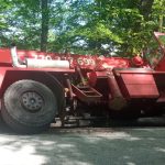 Nehoda způsobila nehodu. Řidička se střetla s traktorem, náklaďák pak narazil do stromů