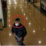 Policie pátrá po dvou mužích. Jsou důležití k objasnění případu zneužití platební karty