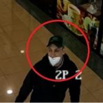 Policie pátrá po dvou mužích. Jsou důležití k objasnění případu zneužití platební karty