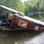 Hausbót na Orlíku mizel pod hladinou. Potopení zabránili potápěči