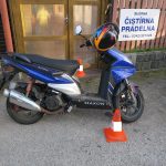 Řidič skútru se střetl s dvěma auty, při pádu ještě hlavou narazil do dveří domu