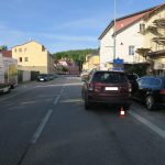 Řidič skútru se střetl s dvěma auty, při pádu ještě hlavou narazil do dveří domu