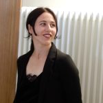 V galerii táborského divadla vystavuje obrazy Míša Langmajerová. Nejraději používá modrou