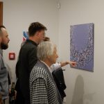 V galerii táborského divadla vystavuje obrazy Míša Langmajerová. Nejraději používá modrou