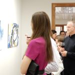 V galerii táborského divadla vystavuje obrazy Míša Langmajerová. Nejraději používá modrou