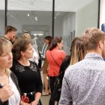 V galerii táborského divadla vystavuje obrazy Míša Langmajerová. Nejraději používá modrou
