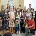 Dospělí žáci Teodora Buzu vystavují své práce v obřadní síni plánské radnice