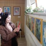 Dospělí žáci Teodora Buzu vystavují své práce v obřadní síni plánské radnice