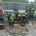 Těžká nehoda autobusu a dvou aut v Dačicích prověřila součinnost složek IZS