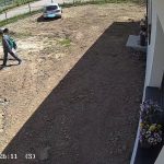 Zloděj kradl v rodinném domě. Policisté pátrají po totožnosti muže z kamer