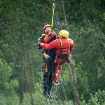 Letečtí záchranáři cvičili záchranu z vodní hladiny