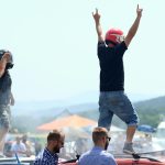 Řev motorů a řinčení plechů. Destrukční derby na letišti ovládli Strakoničtí
