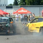 Řev motorů a řinčení plechů. Destrukční derby na letišti ovládli Strakoničtí