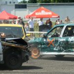 Řev motorů a řinčení plechů. Destrukční derby na letišti ovládli Strakoničtí