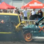 Řev motorů a řinčení plechů. Destrukční derby na letišti ovládli Strakoničtí