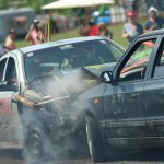 Řev motorů a řinčení plechů. Destrukční derby na letišti ovládli Strakoničtí