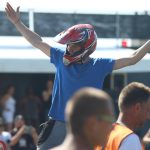 Řev motorů a řinčení plechů. Destrukční derby na letišti ovládli Strakoničtí