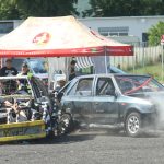 Řev motorů a řinčení plechů. Destrukční derby na letišti ovládli Strakoničtí
