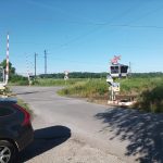 Řidička zůstala na přejezdu a musela prorazit závory