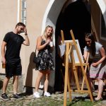 Malíři v ulicích Tábora tvořili na podporu duševního zdraví. Před Jednotou se obrazy dražily