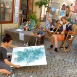 Malíři v ulicích Tábora tvořili na podporu duševního zdraví. Před Jednotou se obrazy dražily