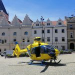 VIDEO: V centru Tábora přistával vrtulník. Záchranáři vyráželi k ženě, která zkolabovala
